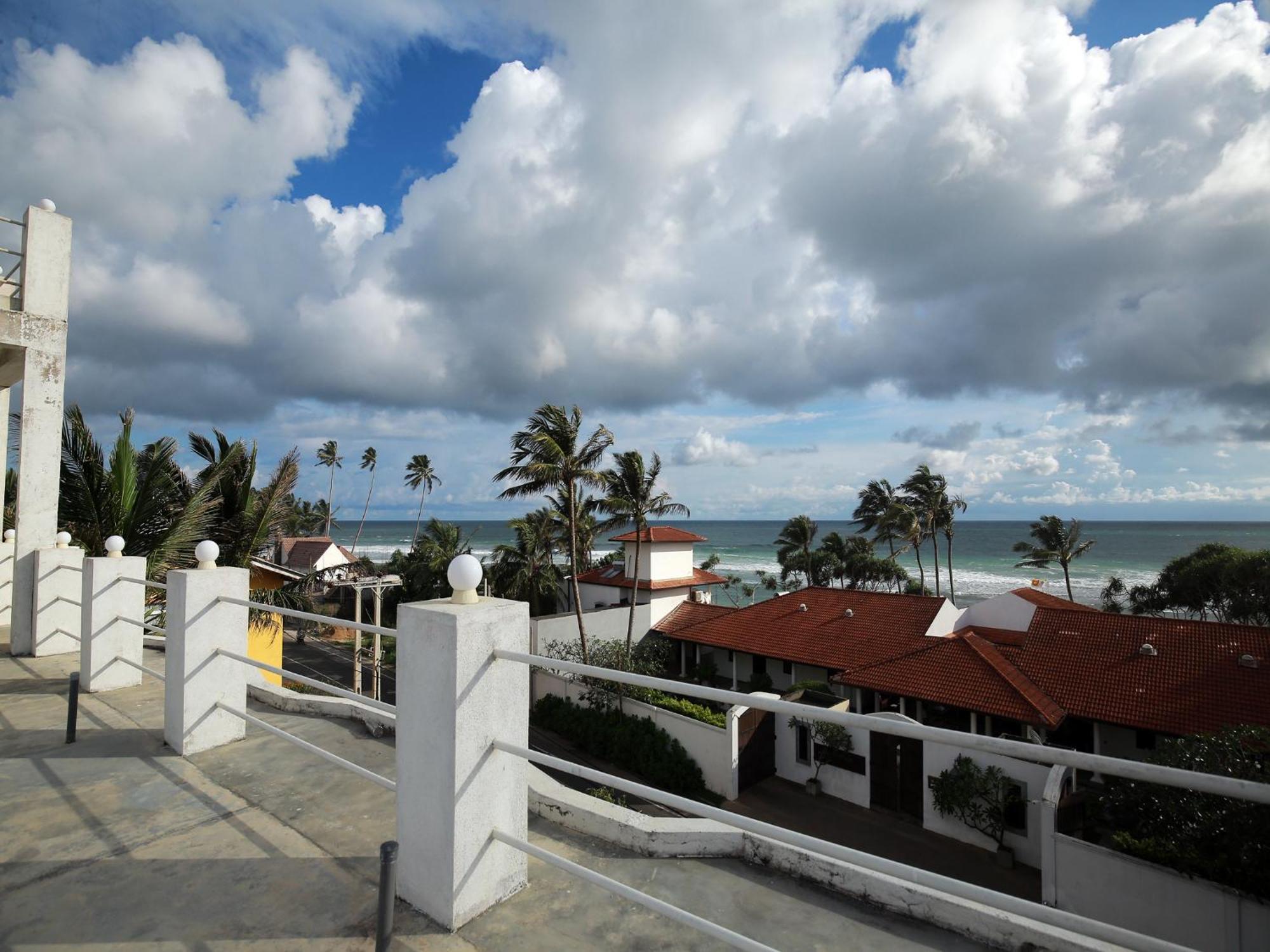 Crystal Oceanic Hotel Ahangama Bagian luar foto