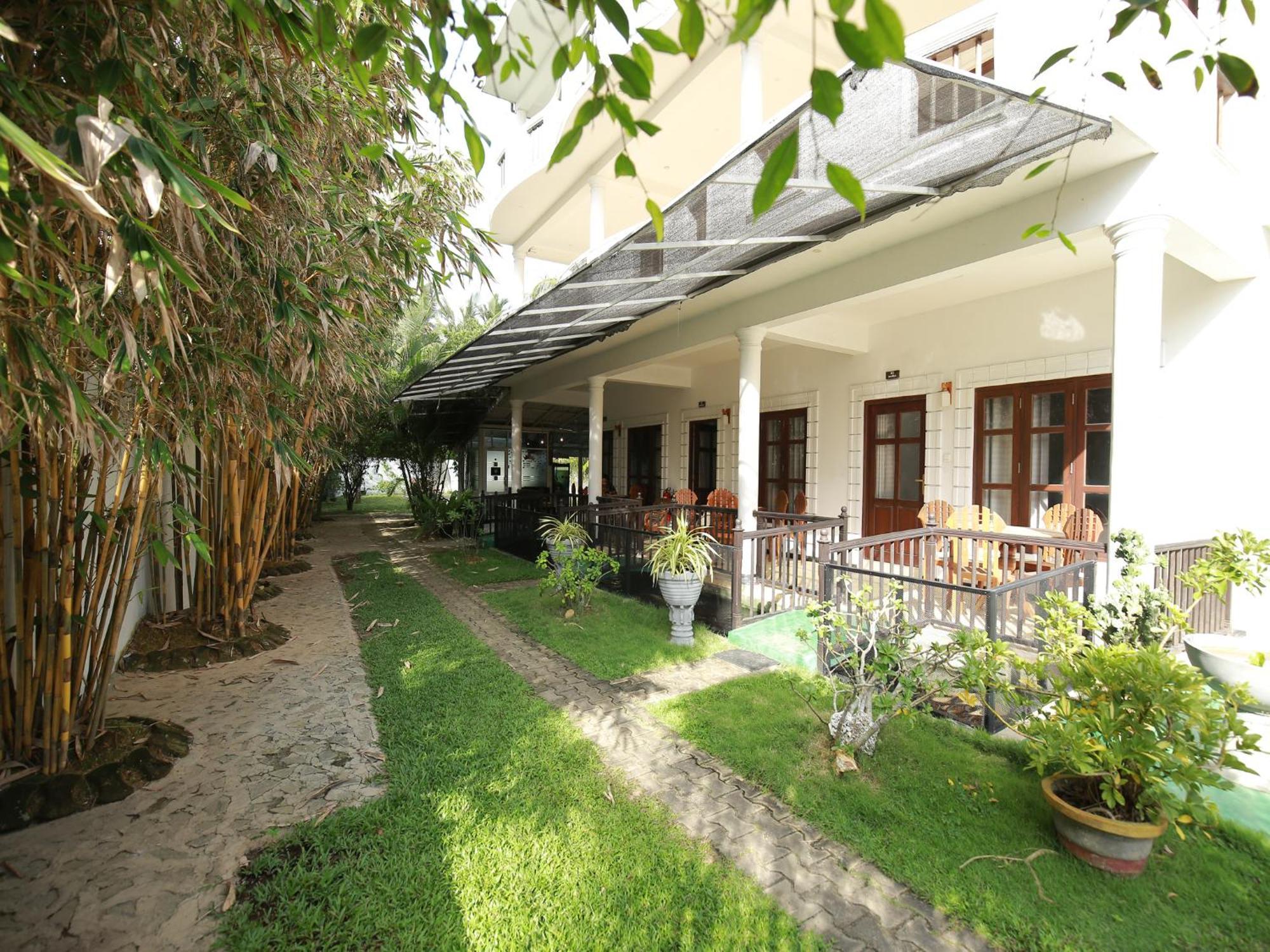 Crystal Oceanic Hotel Ahangama Bagian luar foto